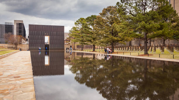 オクラホマ シティ ナショナル メモリアルとリフレクティン�グ ・ プール - oklahoma city oklahoma city national memorial oklahoma famous place ストックフォトと画像