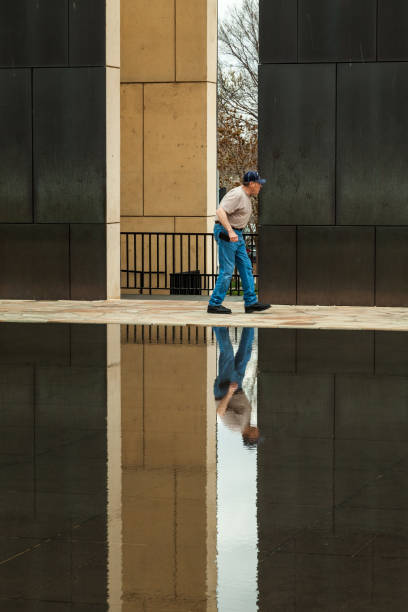 オクラホマ シティ ナショナル メモリアルで歩く老人 - oklahoma city oklahoma city national memorial oklahoma famous place ストックフォトと画像