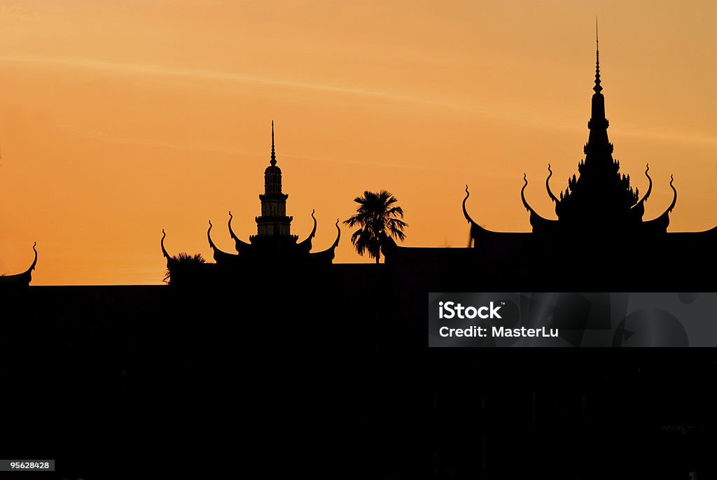Silhueta do Royal Palae, Pnom Penh, Camboja. - Foto de stock de Angkor royalty-free