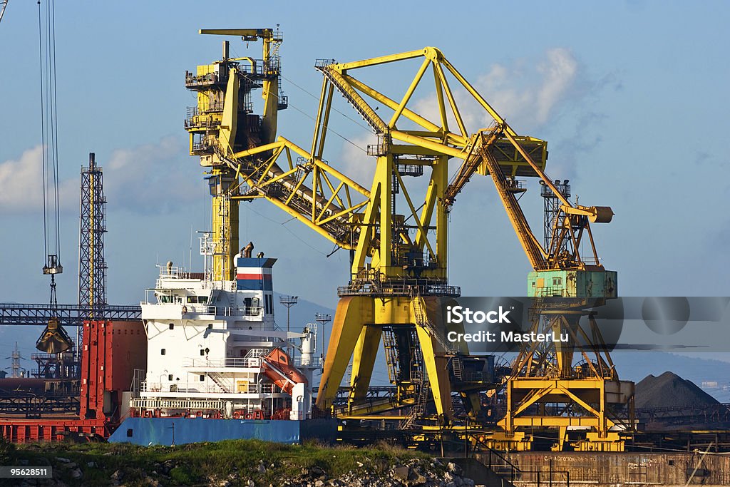 Crane em Piombino harbor, Itália. - Foto de stock de Arranjar royalty-free