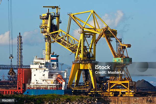 Foto de Crane Em Piombino Harbor Itália e mais fotos de stock de Arranjar - Arranjar, Arrastar, Aço