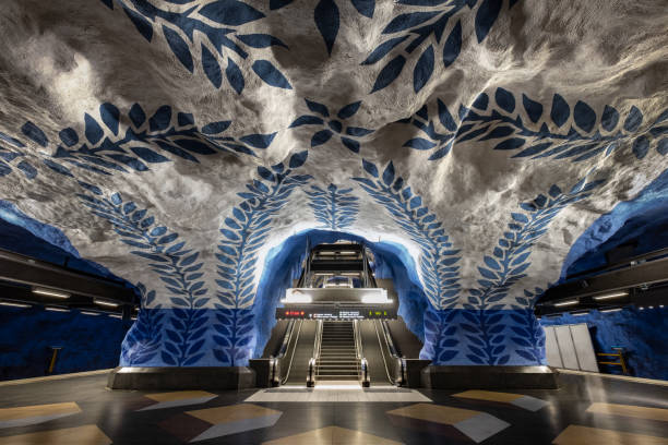 jede station stockholm hat seine eigene kunst-dekoration. eines der längsten u-bahn/metro-art gallery in der welt. - contemporary staircase design escalator stock-fotos und bilder