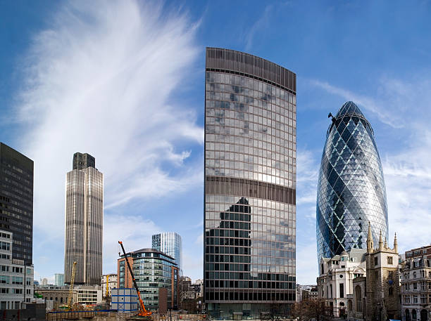 高層ビルロンドンの金融地区 - 30 st mary axe ストックフォトと画像