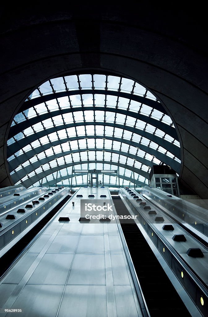 escalators de la station de métro Canary wharf, à Londres - Photo de Affaires internationales libre de droits