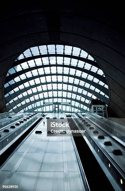 Photo libre de droit de Escalators De La Station De Métro Canary Wharf À Londres banque d'images et plus d'images libres de droit de Affaires internationales