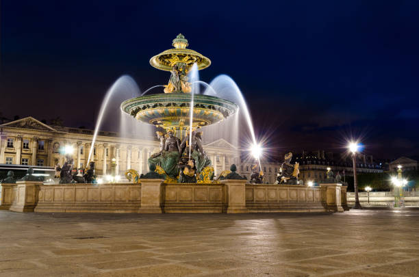 夜、パリのコンコルド - fontaine des mers ストックフォトと画像