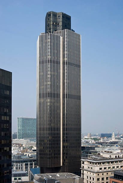 rascacielos de negocios en el centro de la ciudad de london - tower 42 fotografías e imágenes de stock