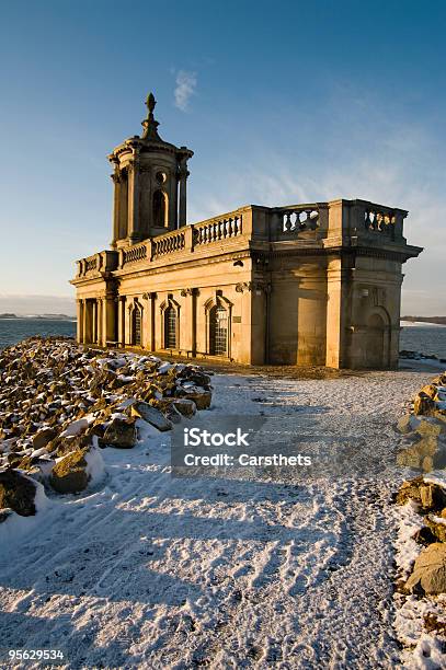 Percorso Alla Chiesa Di Neve - Fotografie stock e altre immagini di Ambientazione esterna - Ambientazione esterna, Architettura, Bacino idrico