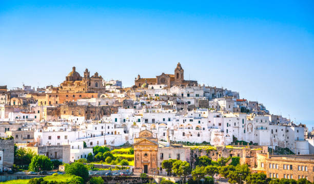 horizonte de ciudad blanca de ostuni, brindisi, apulia, italia. - brindisi fotografías e imágenes de stock