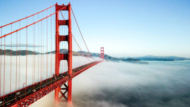 golden gate bridge - san francisco county bridge california fog imagens e fotografias de stock