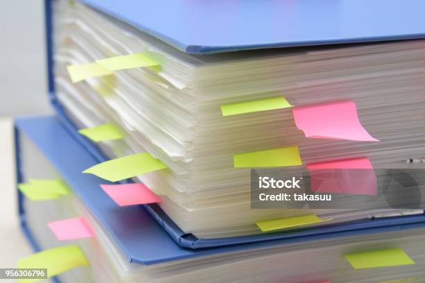 Pila De Documentos De Negocios Foto de stock y más banco de imágenes de Abundancia - Abundancia, Folleto, Nota adhesiva