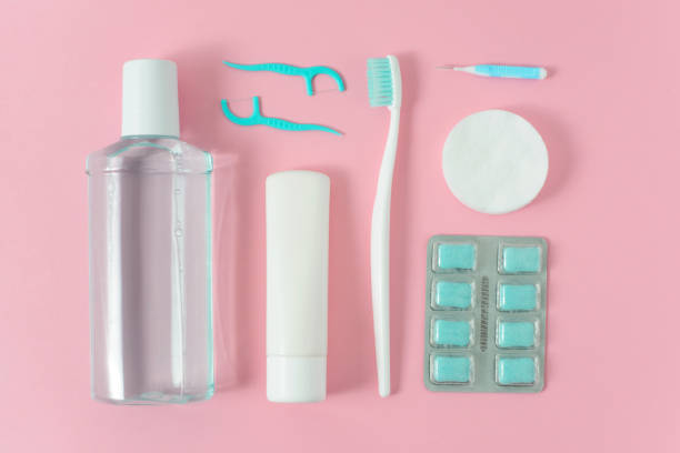 escovas de dentes, pasta de dentes, lavagem e goma de mascar definido no plano de fundo-de-rosa. conceito de saúde e odontológico. - toothbrush pink turquoise blue - fotografias e filmes do acervo