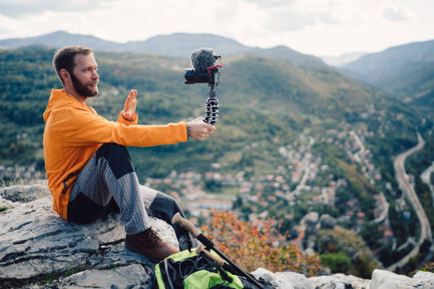 influencer туристических походов и vlogging на вершине горы - mountain range audio стоковые фото и изображения