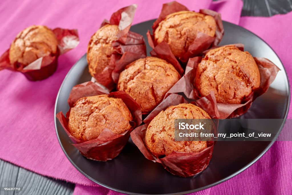 muffins frais sur une plaque noire - Photo de Aliment libre de droits muffins frais sur une plaque noire - Photo de Aliment libre de droits