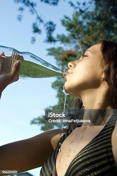 Beber - Fotografias de stock e mais imagens de Garrafa de água - Garrafa - Garrafa de água - Garrafa, Vidro, Adolescente