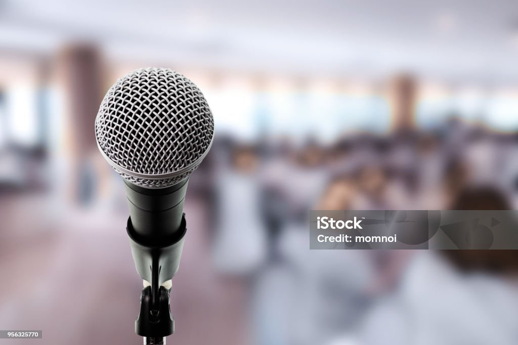 Micro sur scène dans la salle de conférence. - Photo de Table ronde - Discussion libre de droits