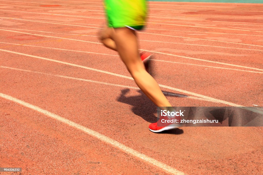 Sportowcy biegający na placu zabaw na wybiegu - Zbiór zdjęć royalty-free (Aktywny tryb życia) Sportowcy biegający na placu zabaw na wybiegu - Zbiór zdjęć royalty-free (Aktywny tryb życia)