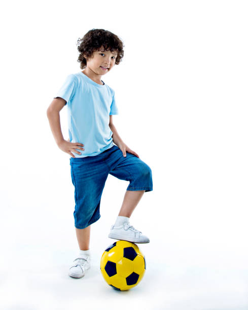 маленький мальчик, играющий в футбол - soccer child little boys playing стоковые фото и изображения