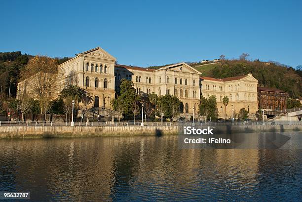 Deusto University Bilbao España Foto de stock y más banco de imágenes de Universidad - Universidad, Agua, Aire libre