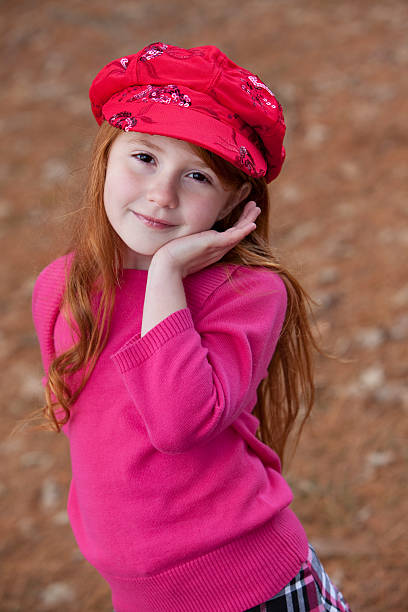 little red menina bonita no chapéu de pêlo lantejoulas - little girls autumn child red hair - fotografias e filmes do acervo