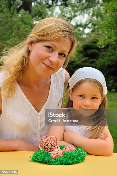 Junge Mutter Und Tochter Nach Ostern Stockfoto und mehr Bilder von Alleinerzieherin - Alleinerzieherin, Dekoration, Ein Elternteil