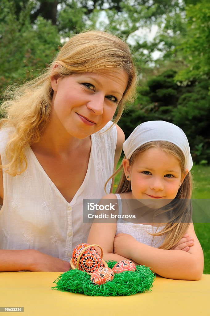 Jovem mãe e filha que tempo de Páscoa - Foto de stock de 30 Anos royalty-free