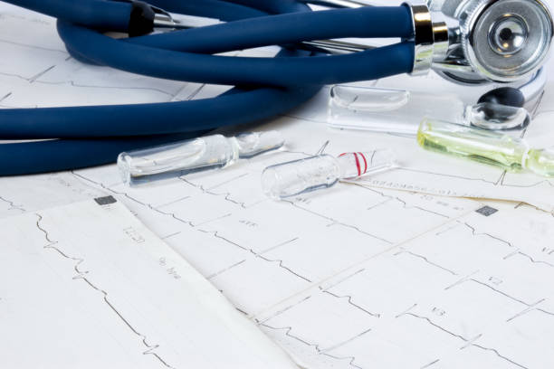 konzept foto behandlung von herz-kreislauf-erkrankungen arrhythmien kardiale wärmeleitung system, erholung und linderung von lebensbedrohlichen herz-kreislauf-system. auf evg sind streifen fläschchen medizin und stethoskop - herzkammer stock-fotos und bilder