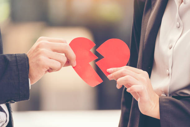 celebración de duelo divorcio par corazón roto. relación infeliz había herido sentimiento de amante. concepto de san valentín. - separación fotografías e imágenes de stock