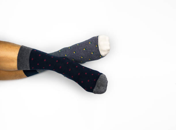 usa diferentes par de calcetines sobre fondo blanco - sock wool multi colored isolated fotografías e imágenes de stock