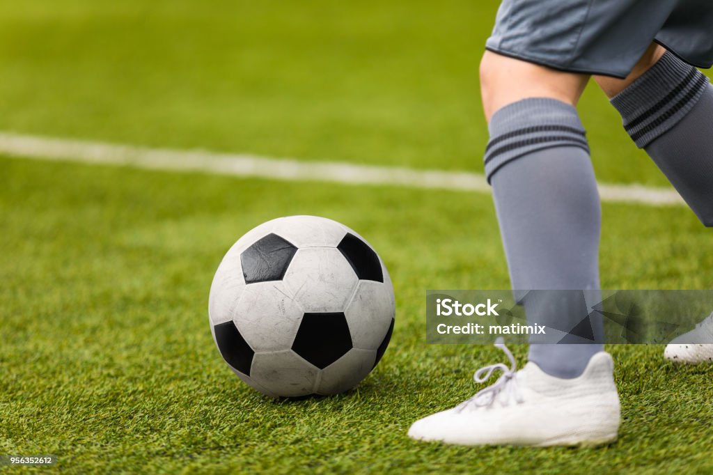 축구 세부입니다 축구 공을 걷어 차는 축구 선수 피트와 잔디 피치에 고전적인 축구공 인공적인에 대한 스톡 사진 및 기타 이미지 ...