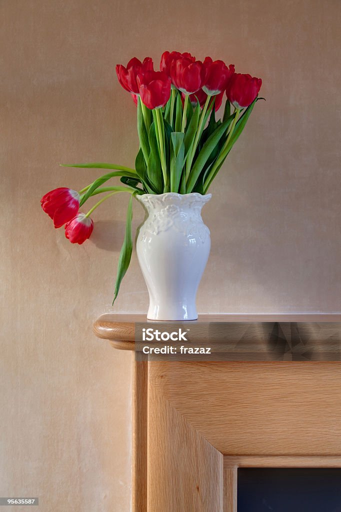 Тюльпаны в белая Ваза - Стоковые фото Ваза роялти-фри