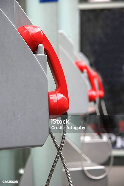 De Cabinas Telefónicas - Fotografias de stock e mais imagens de A usar um telefone - A usar um telefone, Auscultador de Telefone, Aço