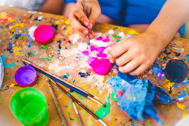 istock hand with a brush paints a figure 956362904