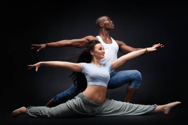 黒男と白女黒の背景に美しいダンスの位置。 - motion muscular build dancing ballet ストックフォトと画像