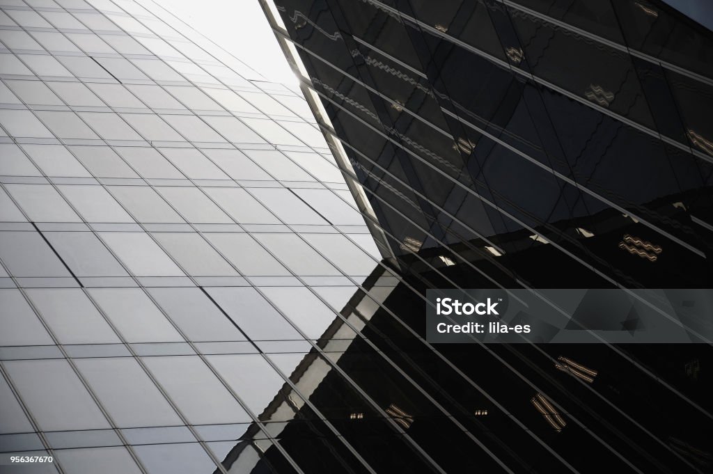 Detalles de la arquitectura moderna. Vidrio de fachada Exterior en detalle - Foto de stock de Ciudad libre de derechos