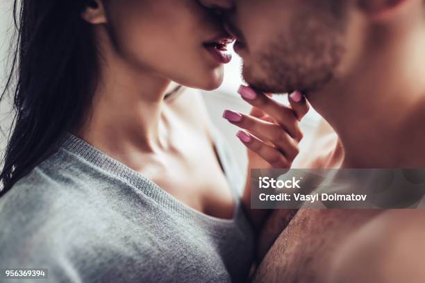 Photo libre de droit de Amour Couple À La Maison banque d'images et plus d'images libres de droit de Sensualité - Sensualité, Tous types de couple, Embrasser