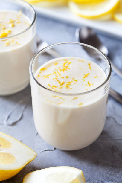 paar gläser von zitronen panna cotta - yogurt jar cream milk stock-fotos und bilder