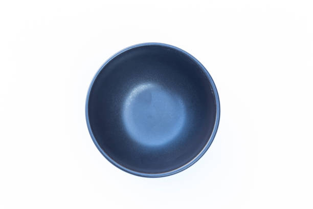 plaque noire isolé sur fond blanc. - plate empty blue dishware photos et images de collection