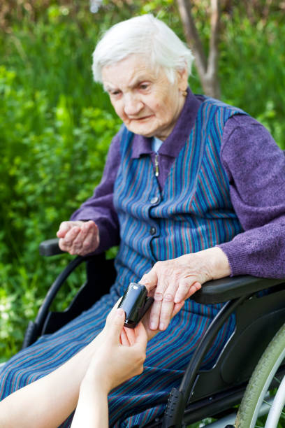istock Measuring heart rate outdoor 956382806