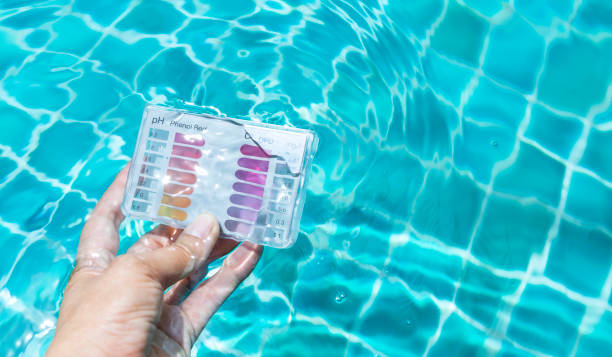 kit de seleção piscina na mão de menina mergulhando em águas claras - colors liquid small laboratory - fotografias e filmes do acervo