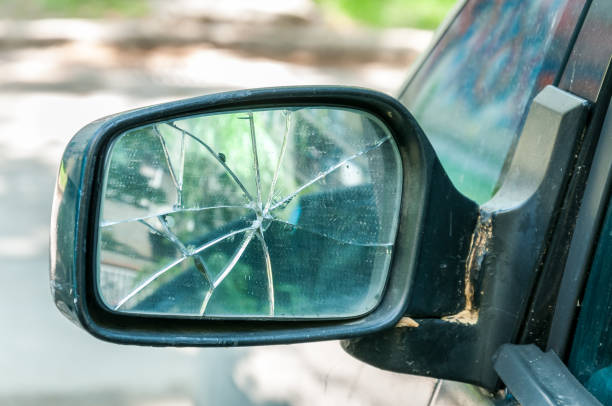 разбитое или разбитое стекло на боковом зеркале заднего вида автомобиля крупным планом с выборочным фокусом - drive blue outdoors rear view стоковые фото и изображения