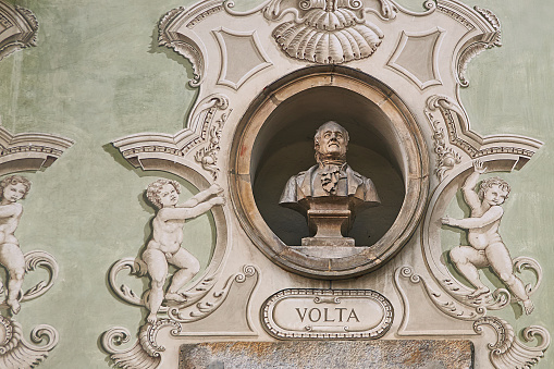 Retrato escultura vintage de Alessandro Volta en la fachada de un edificio antiguo en la plaza Piazza Collegiata en Bellinzona, Suiza photo