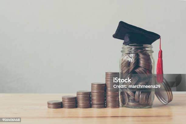 Foto de Conceito De Dinheiro De Bolsa De Estudos Moedas No Pote Com Passo De Pilha De Dinheiro Crescendo Crescimento Salvando O Investimento De Dinheiro e mais fotos de stock de Universidade