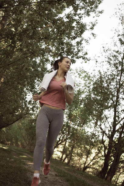 trotar en el parque. - running track women running spring fotografías e imágenes de stock