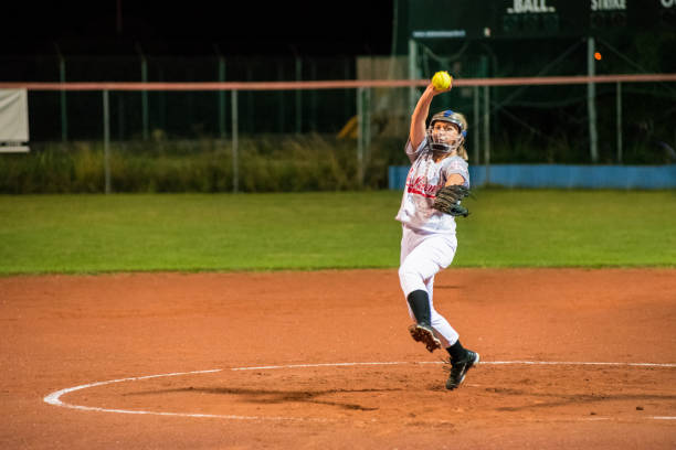 Frau Softball Krug wirft den Ball – Foto