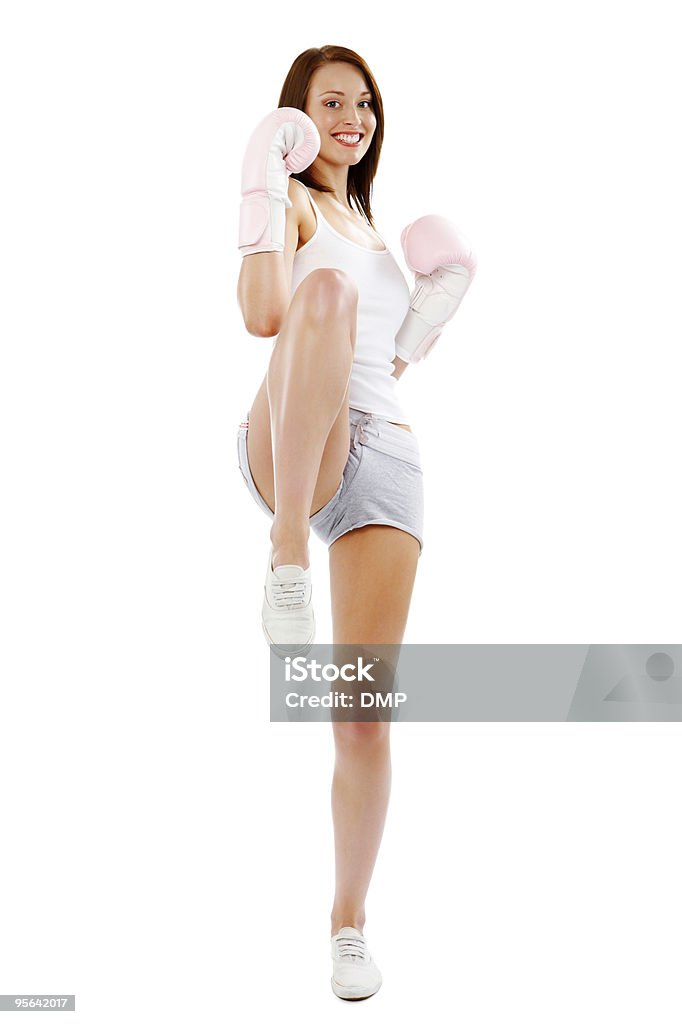 Giovane attraente donna kick boxing su sfondo bianco - Foto stock royalty-free di Adulto