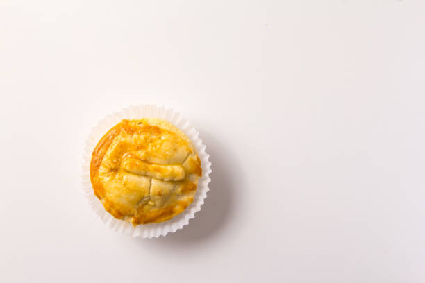 gefüllte hähnchen kuchen bekannt als empada in portugal und brasilien. ein snack auf weißem hintergrund, minimalismus. - empada stock-fotos und bilder