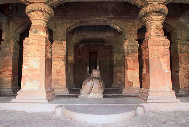 cave 1: vista interior de uma sala de pilares 18. cavernas de badami, karnataka, índia. - pillared - fotografias e filmes do acervo