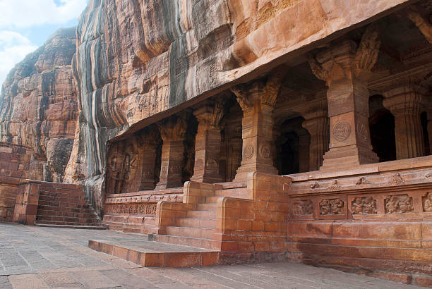 cave 3: entrada. pilares da varanda ou fachada. cavernas de badami, karnataka, índia. - pillared - fotografias e filmes do acervo