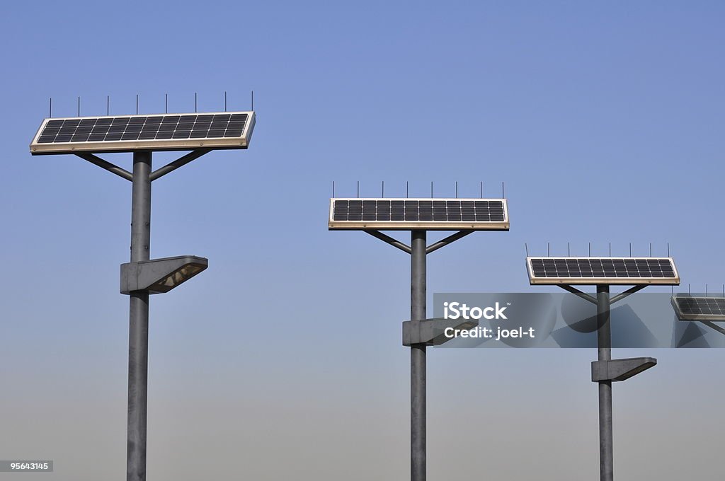 Street lamps alimentado con energía solar - Foto de stock de Acción por el clima libre de derechos